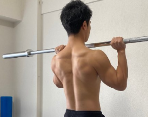 全身の筋肉を使いながら肩・背中・腕の筋肉を鍛えることができるスタンディングバーベルショルダープレスパーソナルトレーニング指導金山ただたん