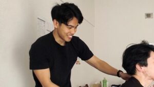 金山のパーソナルジムでトレーナーがマンツーマンでフォームを丁寧に指導している様子