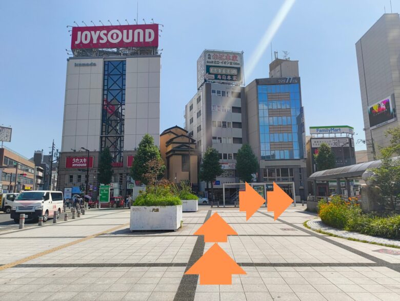 名古屋金山駅前の広場、ロータリー。ただたんパーソナルジム金山への案内矢印。