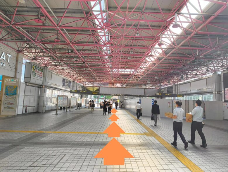 名古屋金山駅構内の通路。ただたんパーソナルジム金山への案内矢印。