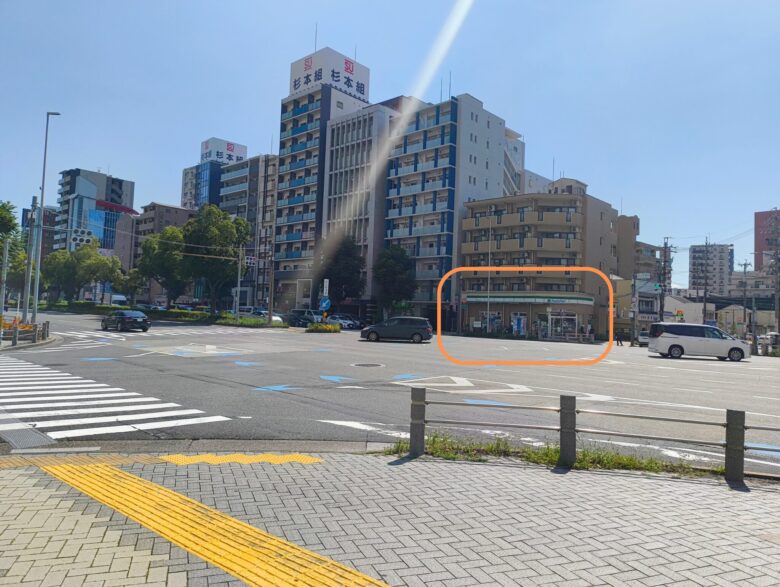名古屋金山駅周辺のファミリーマートと交差点。ただたんパーソナルジム金山への道案内。