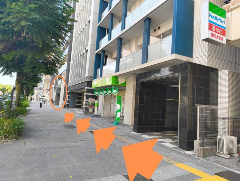 ただたんパーソナルジム金山が入るビル前の歩道。ファミリーマートも見える。