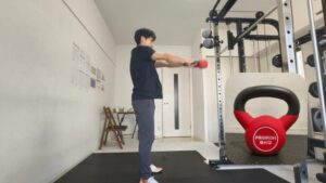 ただたんパーソナルジム金山のトレーナーが、運動初心者向けにケトルベルトレーニングのフォームを丁寧に指導している様子。
