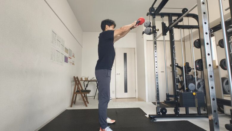金山のただたんパーソナルジムのトレーナーが、運動初心者向けにケトルベルスイングの正しいフォームを指導している様子。