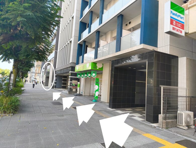 ファミリーマート横の歩道を直進し、白丸で囲まれた「ただたん」が入るビルへ向かうルート。