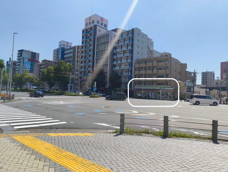 金山駅前交差点の様子。対角線上にあるファミリーマートを白枠で強調。