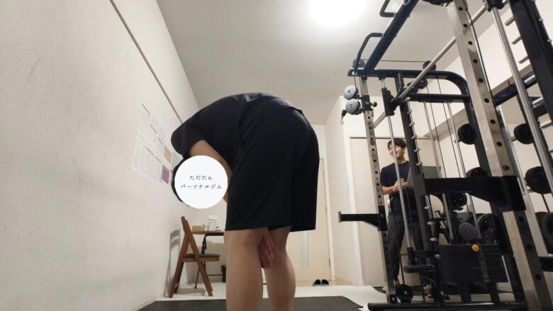 トレーニングを終えて膝に手を置き悶絶するクライアントと、その横でプロの指導を全うし爽やかな笑顔を見せるトレーナーの様子。